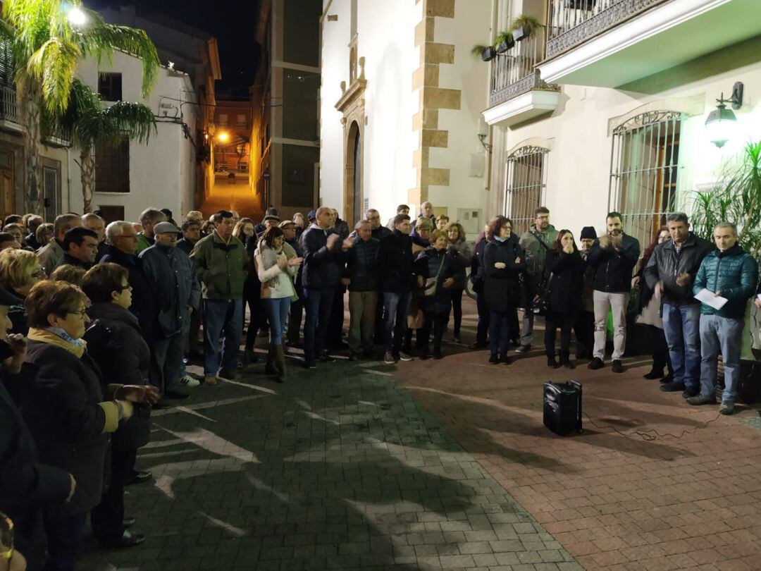 Concentración a las puertas del ayuntamiento de Ondara, en defensa de la naranja valenciana.