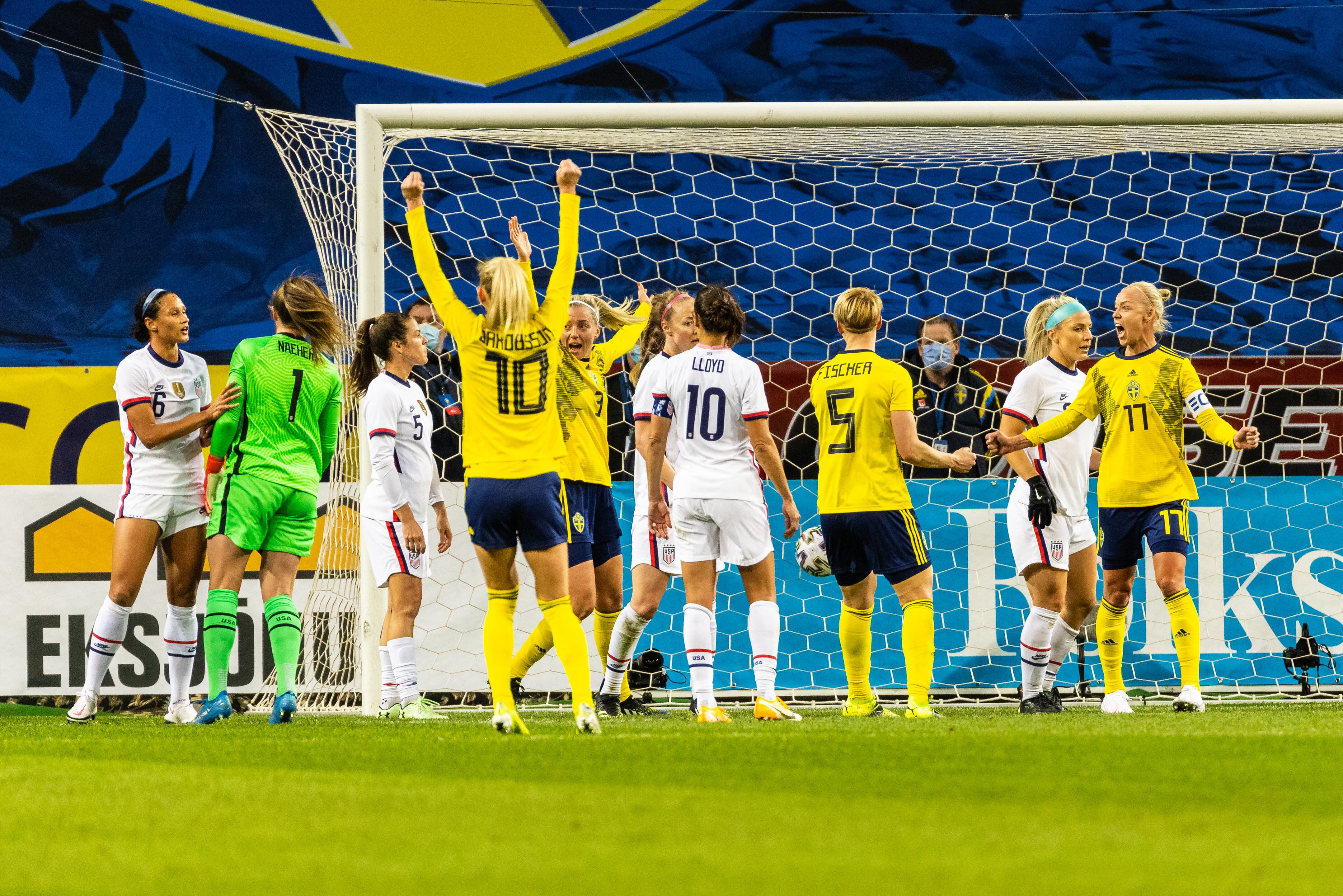 Las jugadoras de Suecia celebran un gol a Estados Unidos en 2021