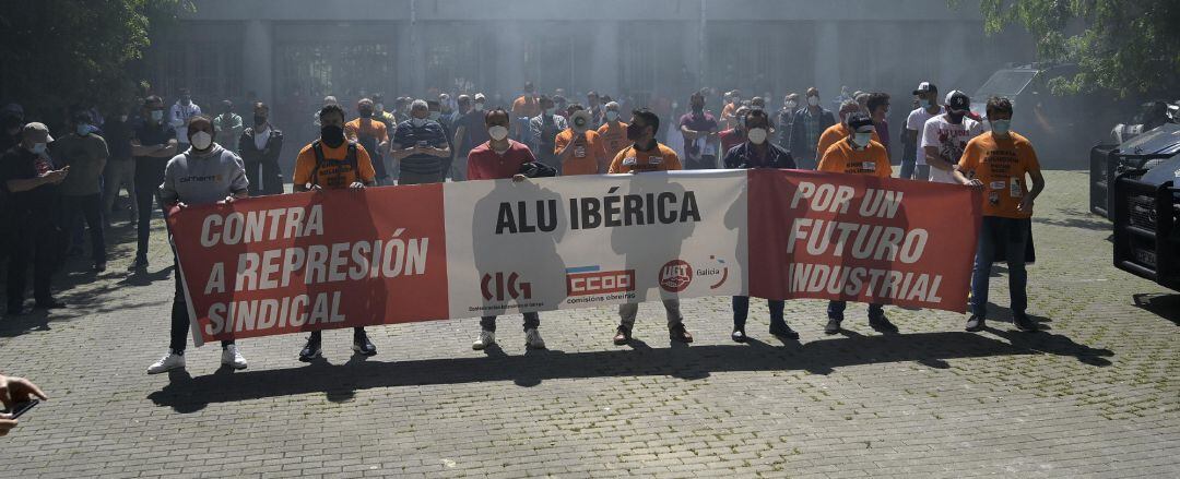 Protesta de trabajadores de Alu Ibérica en A Coruña