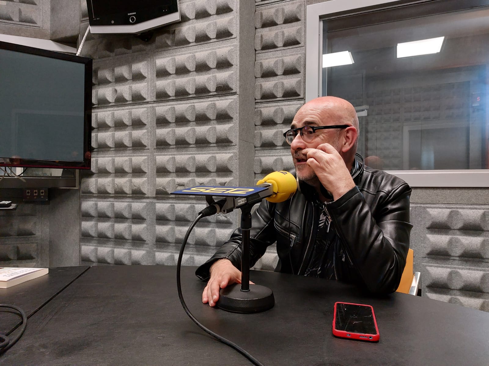 Francisco Castro durante una entrevista en Radio Vigo