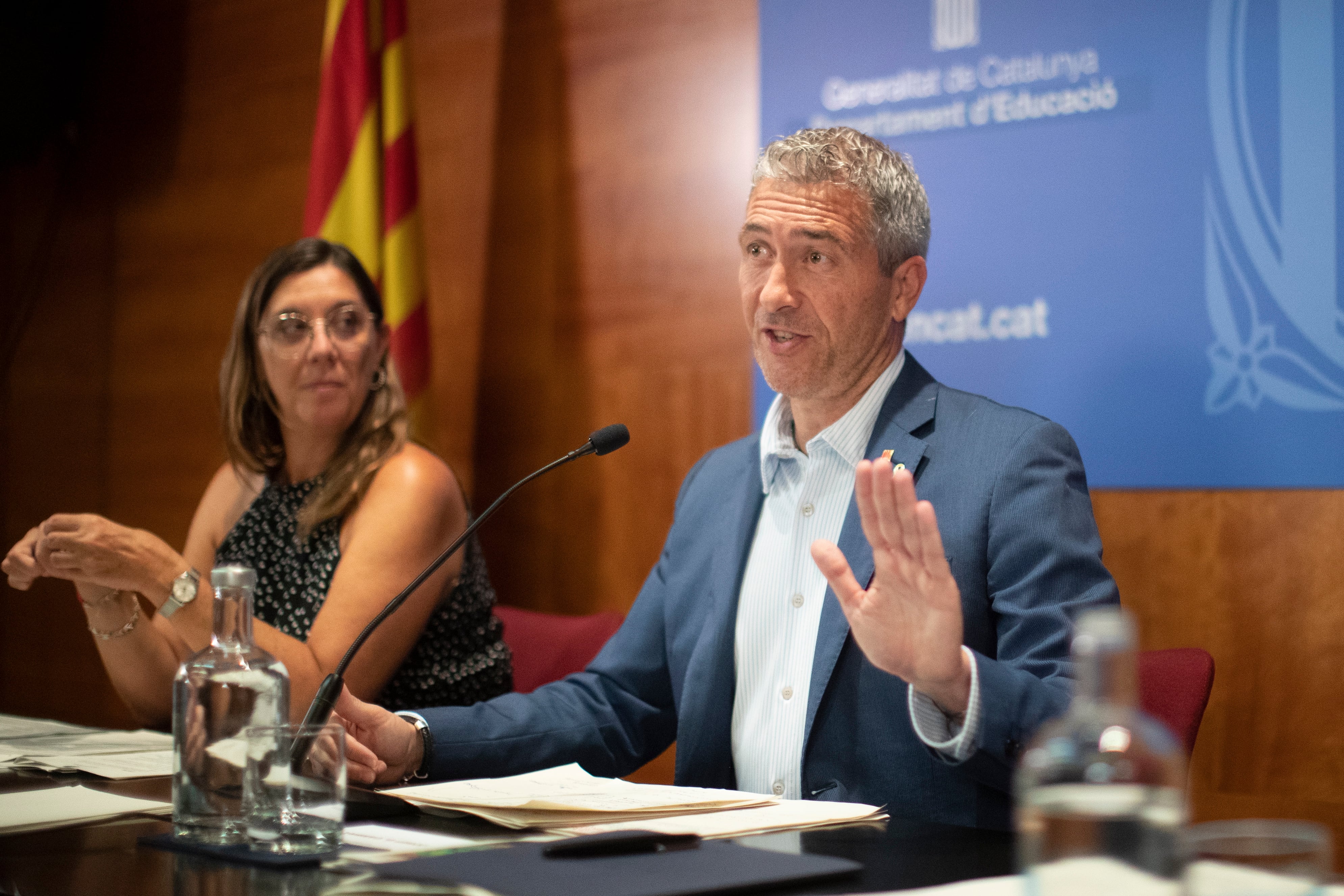 GRAFCAT750. BARCELONA (ESPAÑA), 01/09/2022.- El conseller de Educación, Josep Gonzàlez-Cambray, (d), acompañado de la secretaria general, Patricia Gomà (i), durante la rueda de prensa que ha ofrecido este jueves donde ha afirmado que &quot;a partir de la próxima semana&quot;, cuando empezará el curso 2022-23, &quot;ninguna aula de Cataluña ni ningún centro educativo aplicará el 25 % del castellano&quot;.EFE/Marta Pérez
