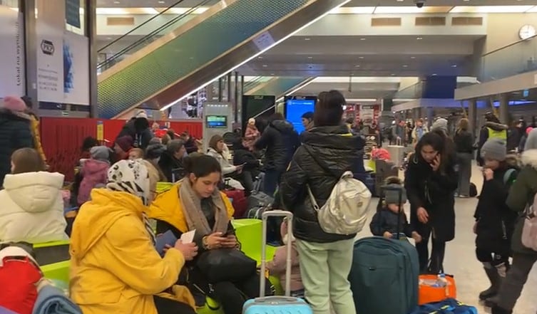 Estación central de Cracovia, donde duermen 300 familias cada noche.