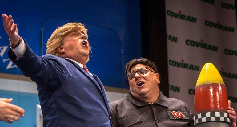 La chirigota "Grupo de guasa" durante su actuación en el último pase de cuartos de final en el Gran Teatro Falla