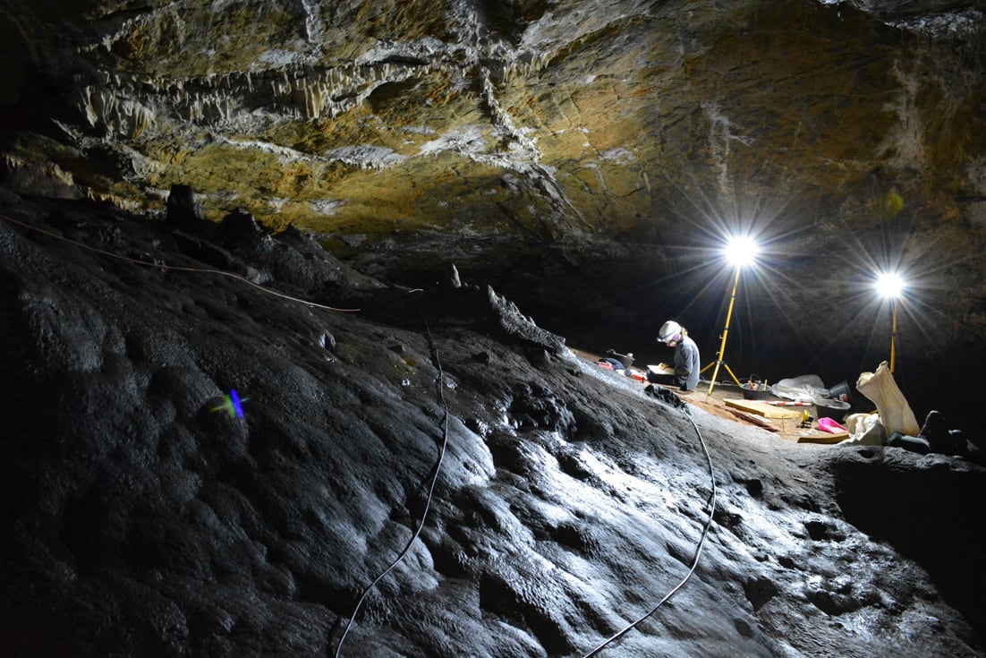 Las evidencias científicas habían ya constatado el origen humano de las pinturas rupestres conocidas más antiguas del mundo (realizadas hace unos 65.000 años), pero las nuevas dataciones han corroborado que la cueva de Ardales, en Málaga, acogió una sucesión de culturas antiguas durante miles de años y los diferentes usos que cada una hizo de ella. En la foto, científicos hacen nuevas dataciones que prueban el uso que hicieron de la cueva de Ardales