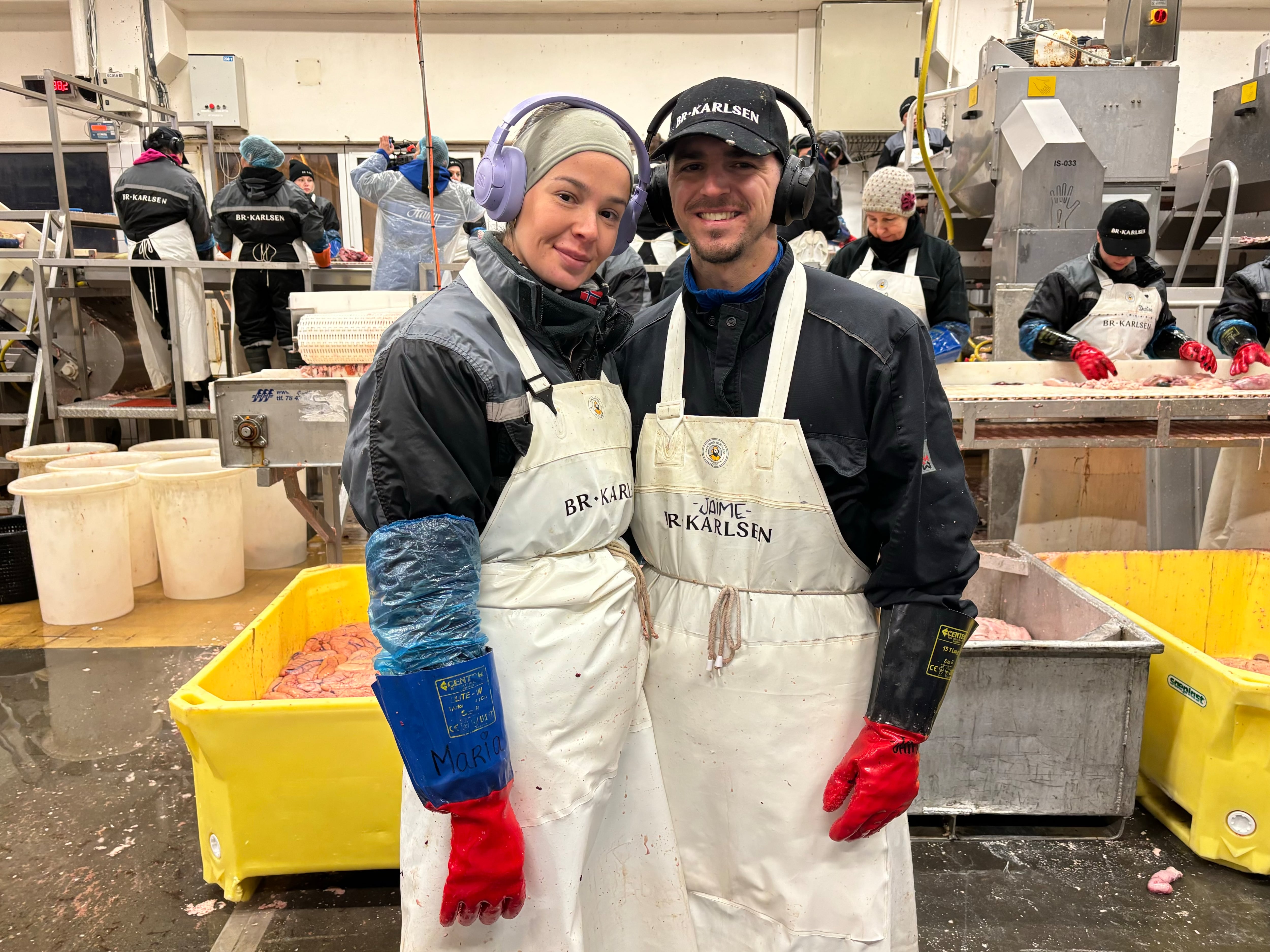 María y Jaime, pareja española trabajando en la fábrica de Noruega.