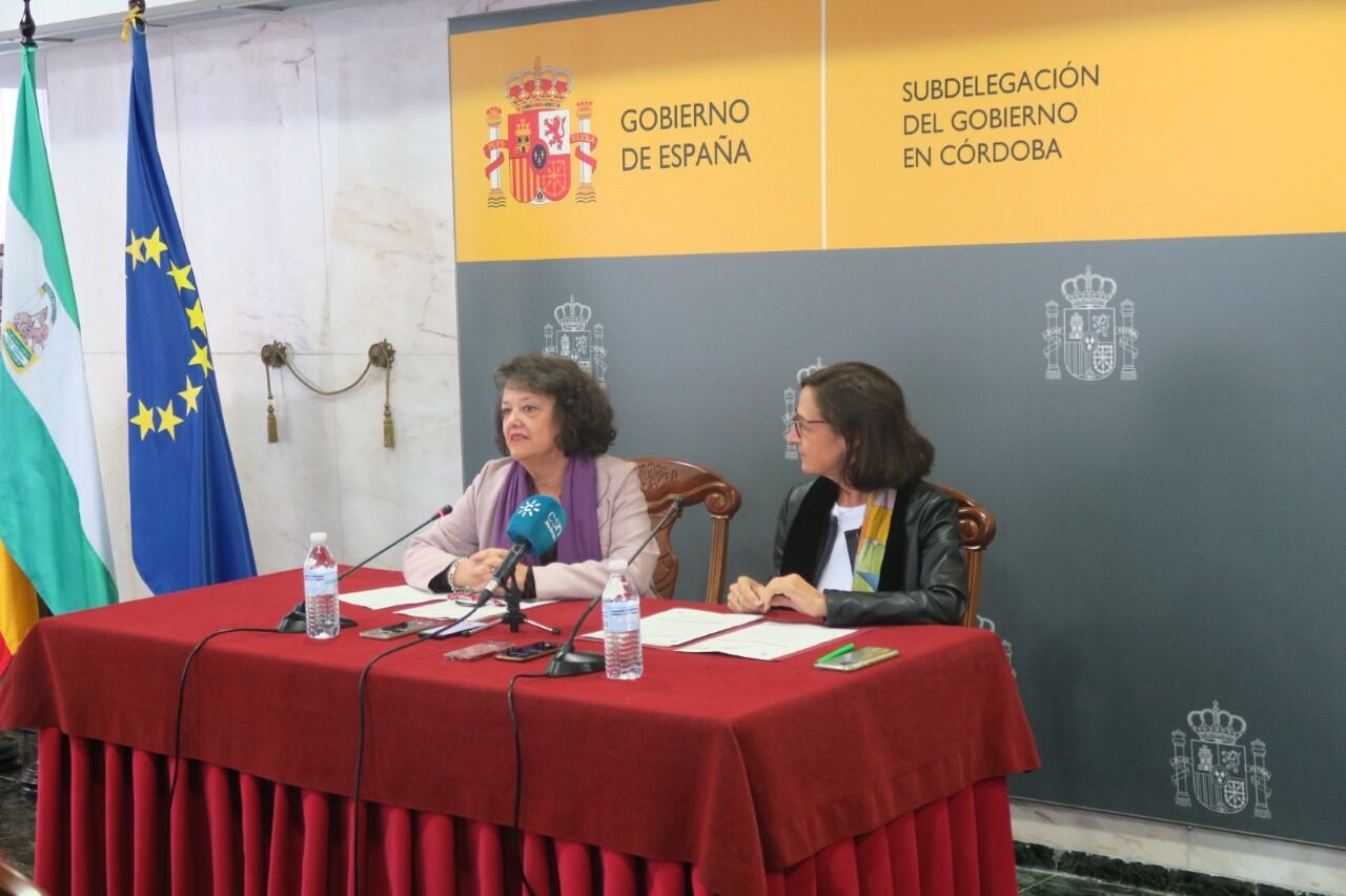 La subdelegada del gobierno en Córdoba, Rafaela Valenzuela, junto a la jefa de la unidad de violencia contra la mujer, Teresa Barón.