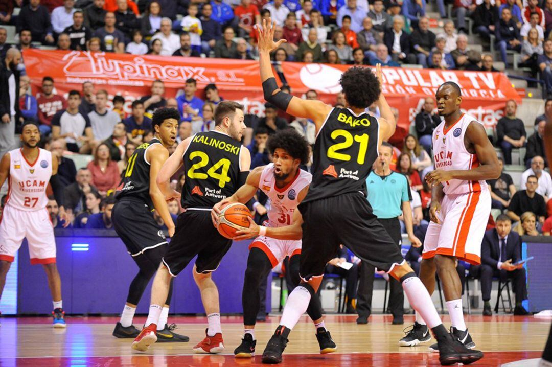 Booker en una acción ante Amberes