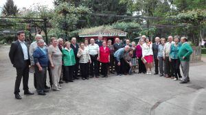 Los 13 matrimonios omenajeados junto al concejal Alonso