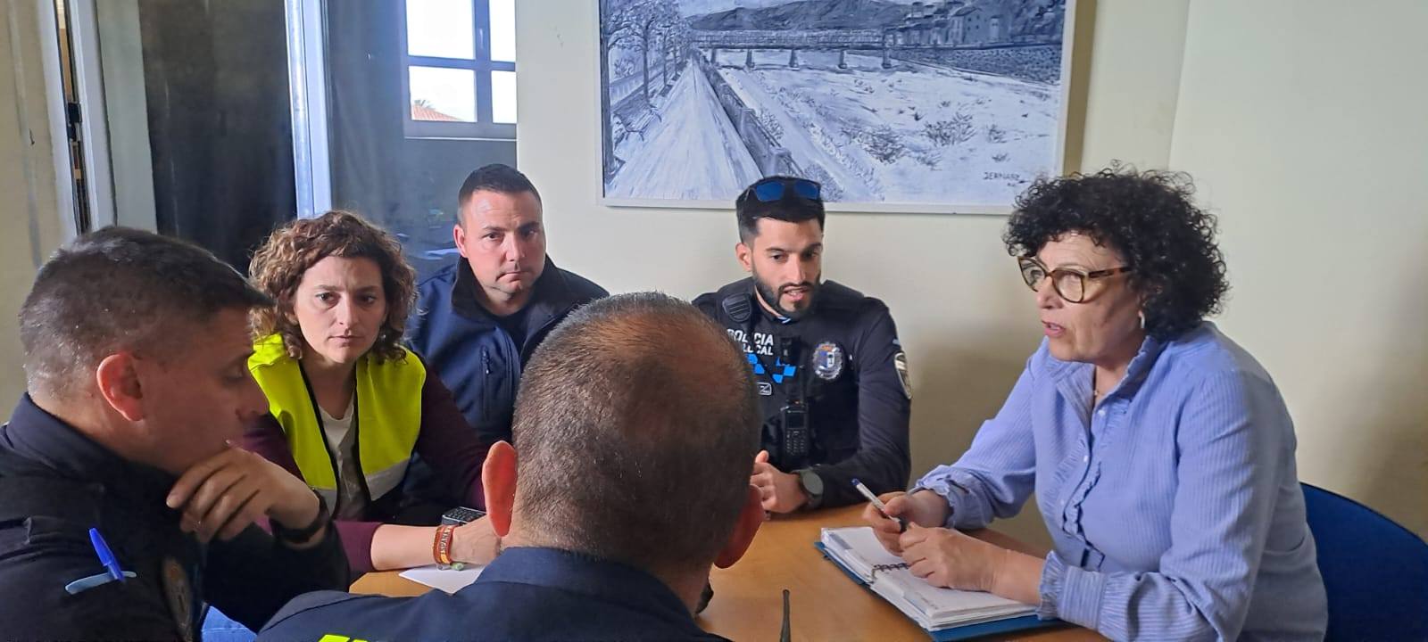 María Ángeles Túnez, alcaldesa de Puerto Lumbreras reunida con responsables de Emergencia