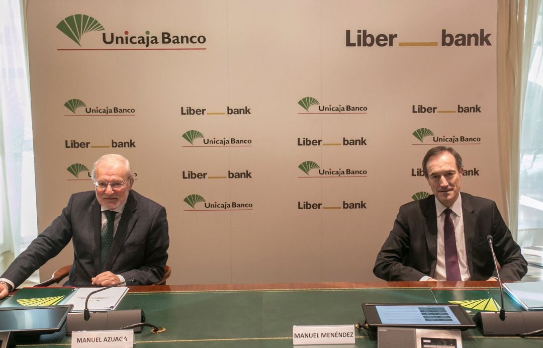 Archivo - Manuel Azuaga (Unicaja) y Manuel Menéndez (Liberbank)