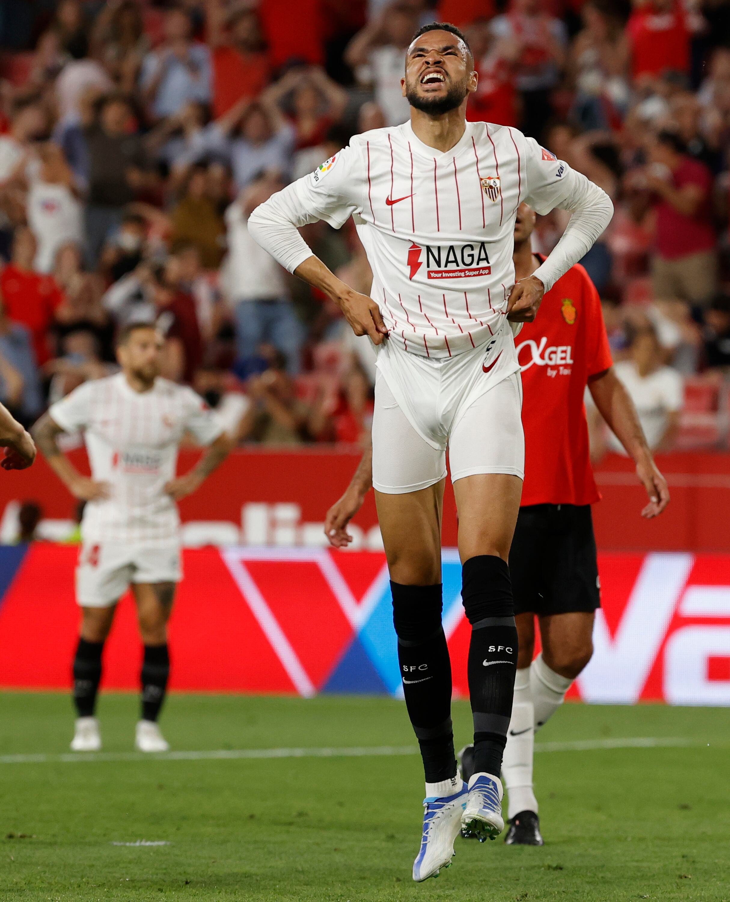 SEVILLA, 11/05/2022.- El delantero del Sevilla Youssef En-Nesyri, durante el partido de Liga en Primera División ante el Mallorca disputado hoy miércoles en el estadio Ramón Sánchez-Pizjuán, en Sevilla. EFE/Julio Muñoz
