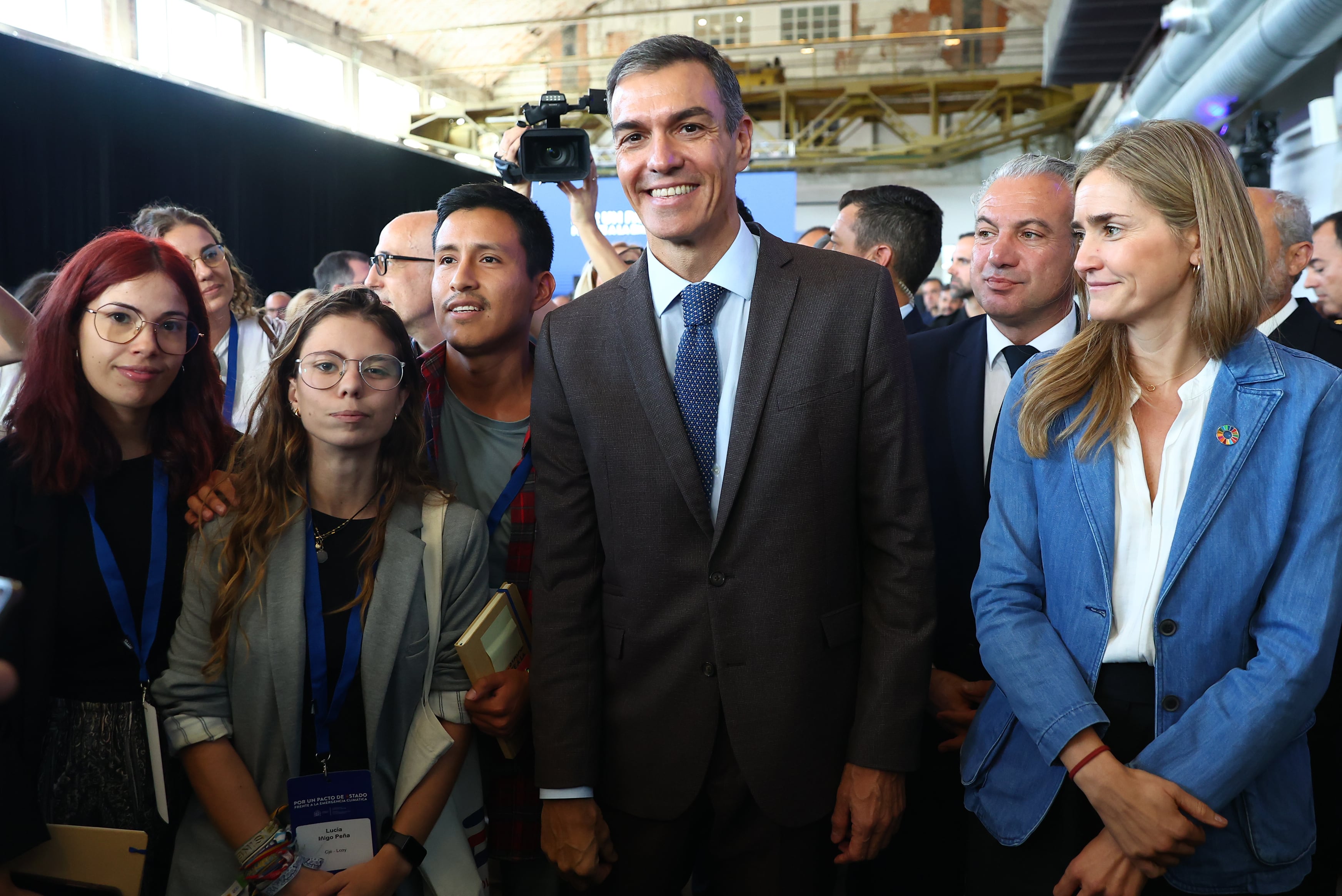 Pedro Sánchez junto a varios jóvenes y la ministra de Transición en la Convención
