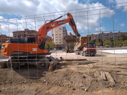 Las retroexcavadoras trabajaban esta mañana a buen ritmo aplanando el terreno donde se asentará el hospital de campaña.