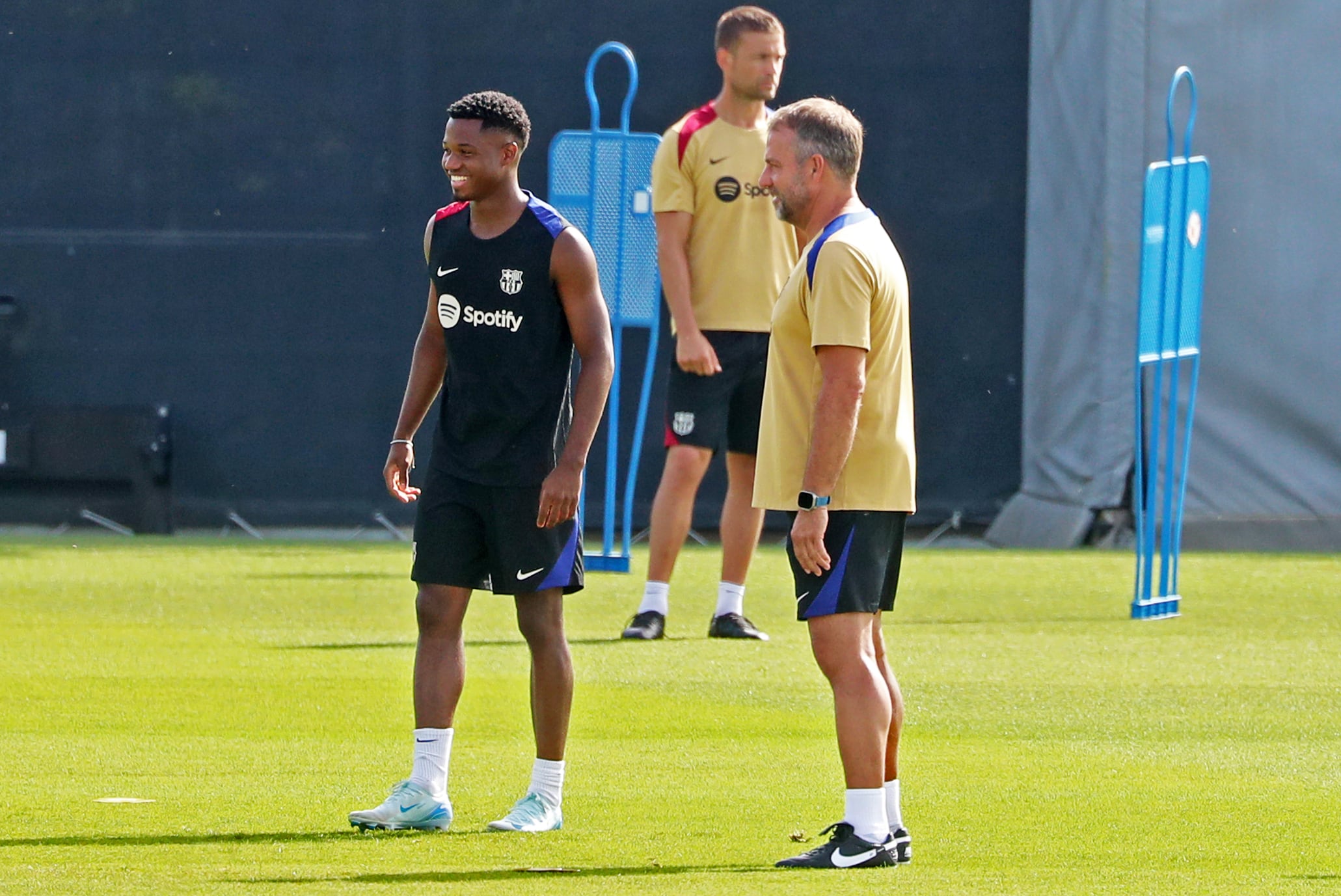 Ansu Fati junto a Hansi Flick en un entrenamiento de pretemporada