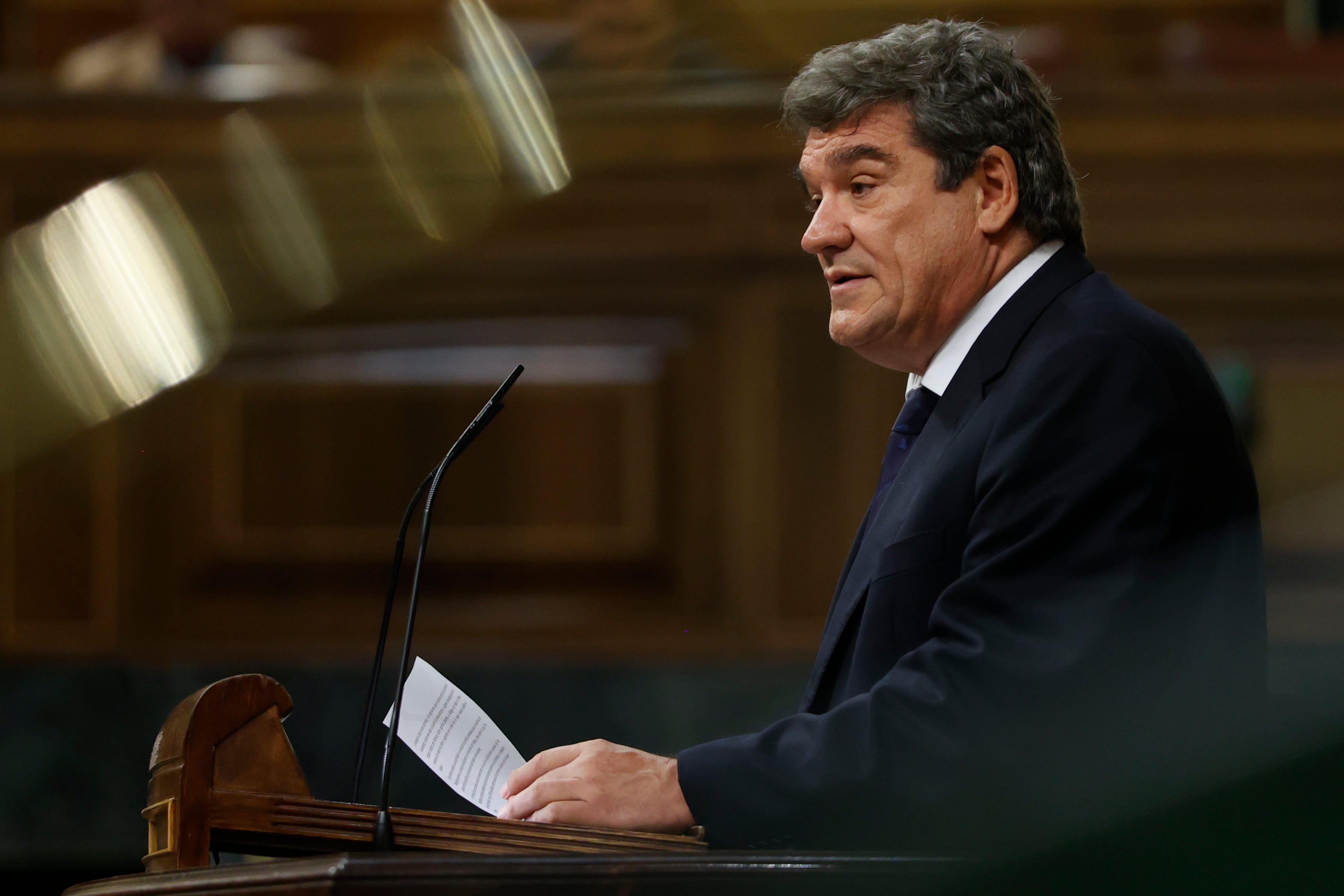 El ministro de Inclusión, Seguridad Social y Migraciones José Luis Escrivá interviene en la sesión extraordinaria en el Congreso de los Diputados.