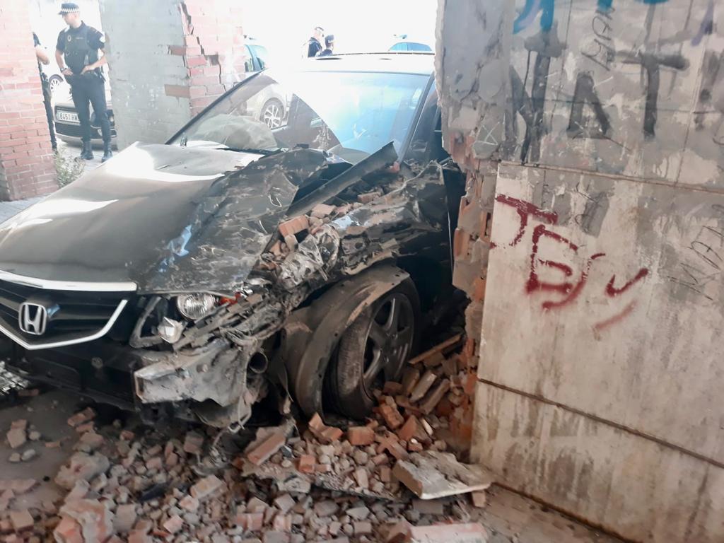 Vehículo siniestrado después de que un menor lo estrellase contra un edificio en el barrio de Las Palmeras (Córdoba)