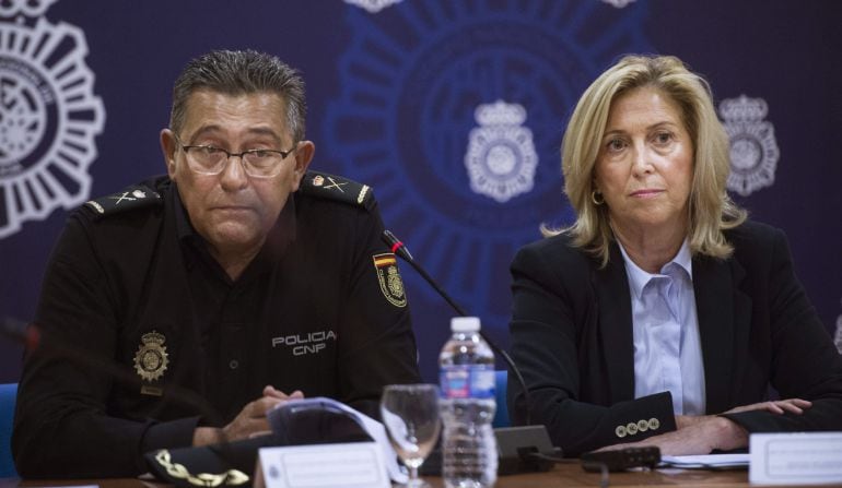 La Delegada de Gobierno con el jefe superior de Policía de Madrid