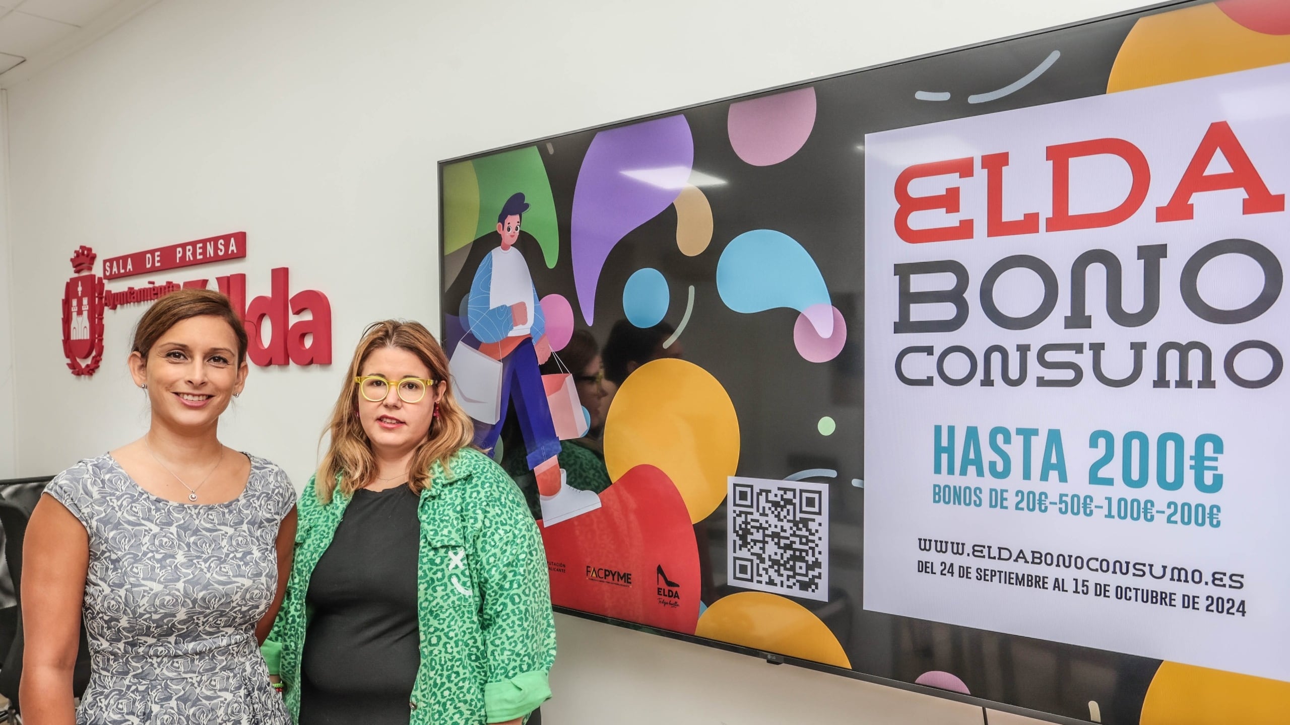 Silvia Ibáñez, concejala de Comercio y Mercados de Elda junto a Rocío Vera, presidenta de la Asociación de Empresarios de Elda (AEDE)