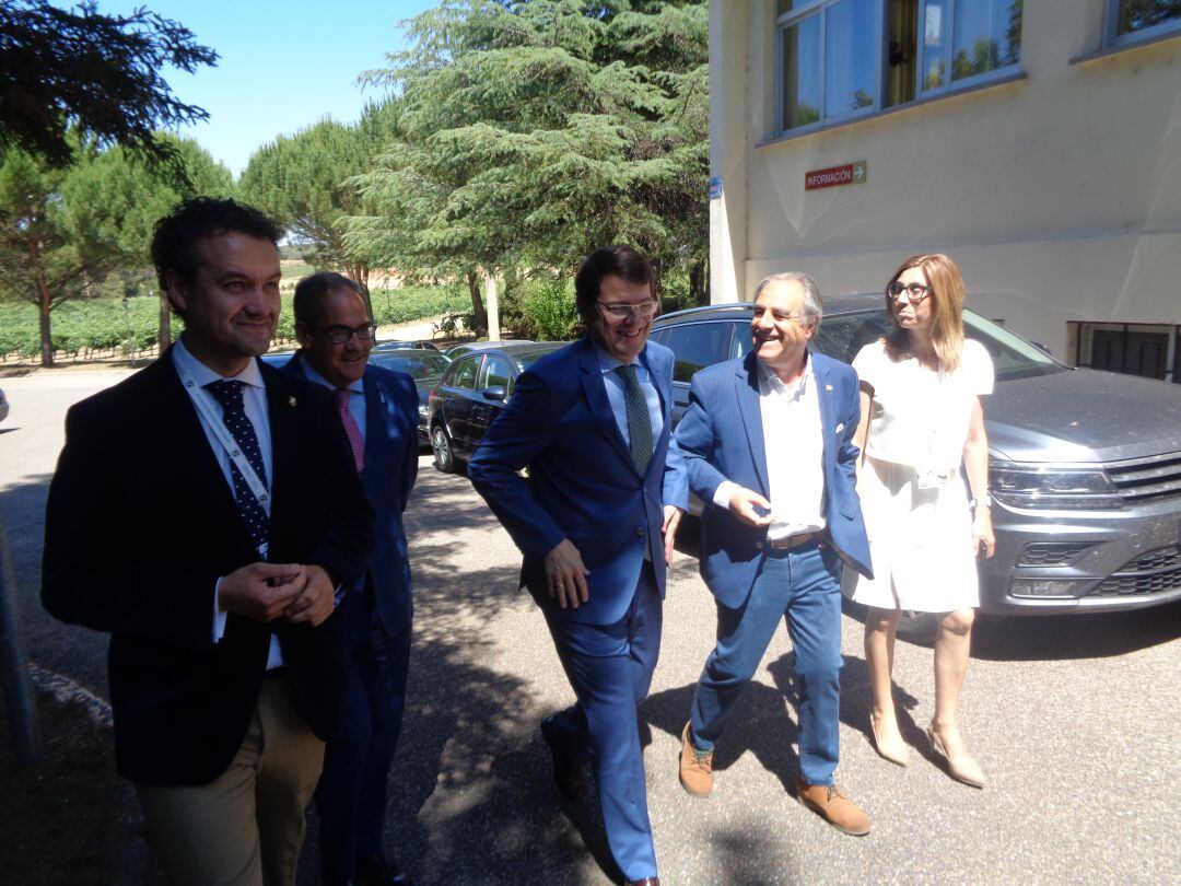 Alfomso Fernández Mañueco, en el centro, llega a San Gabriel acompañado de Enrique García, Baudilio Fernández Mardomingo, Graciano Palomo y Raquel González