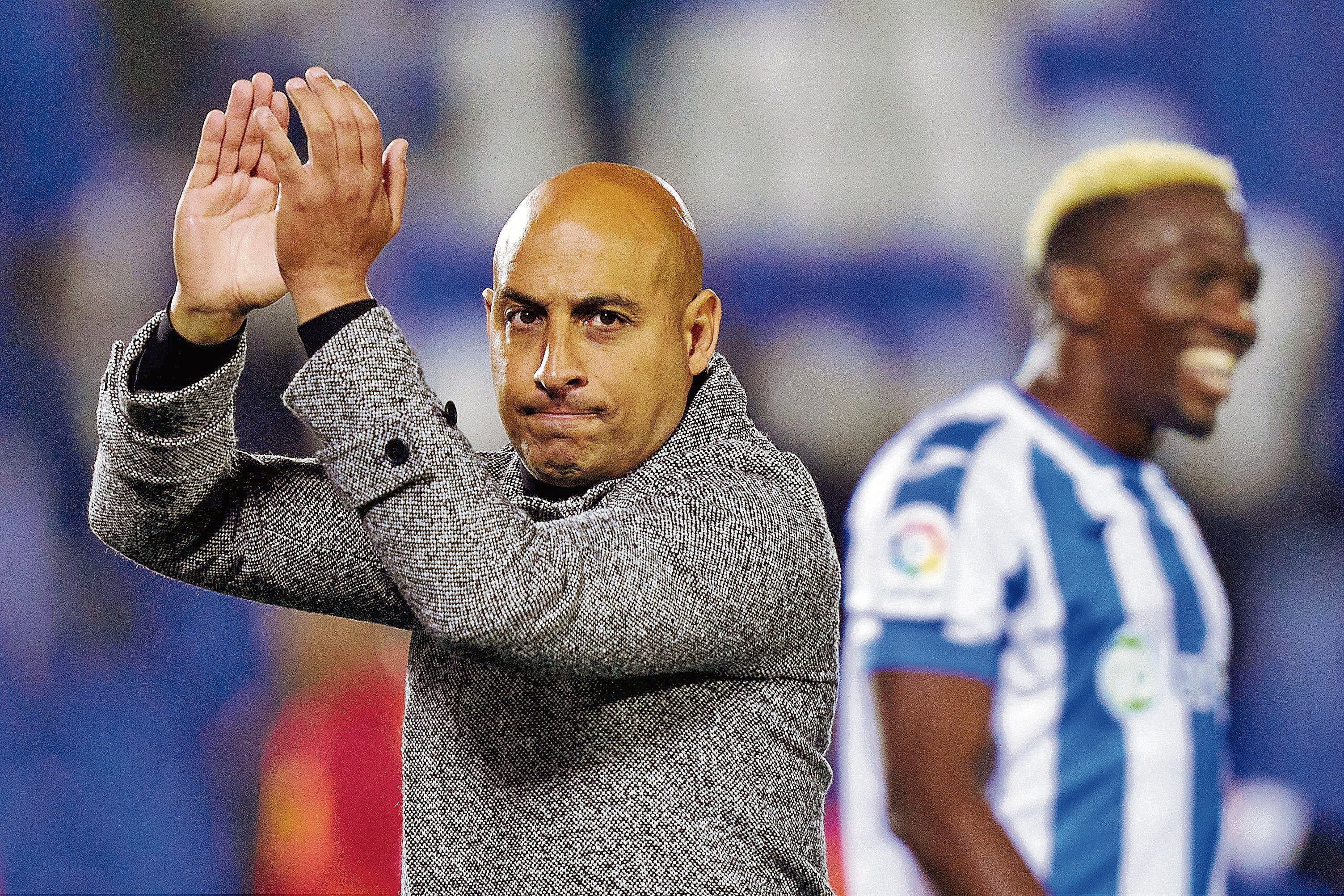 Mehdi Nafti saludando a la afición de Butarque.