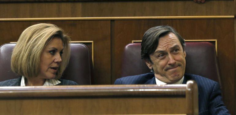 La secretaria general del PP, María Dolores de Cospedal (i), y el portavoz parlamentario del partido, Rafael Hernando (d), durante el discurso de Pedro Sánchez.