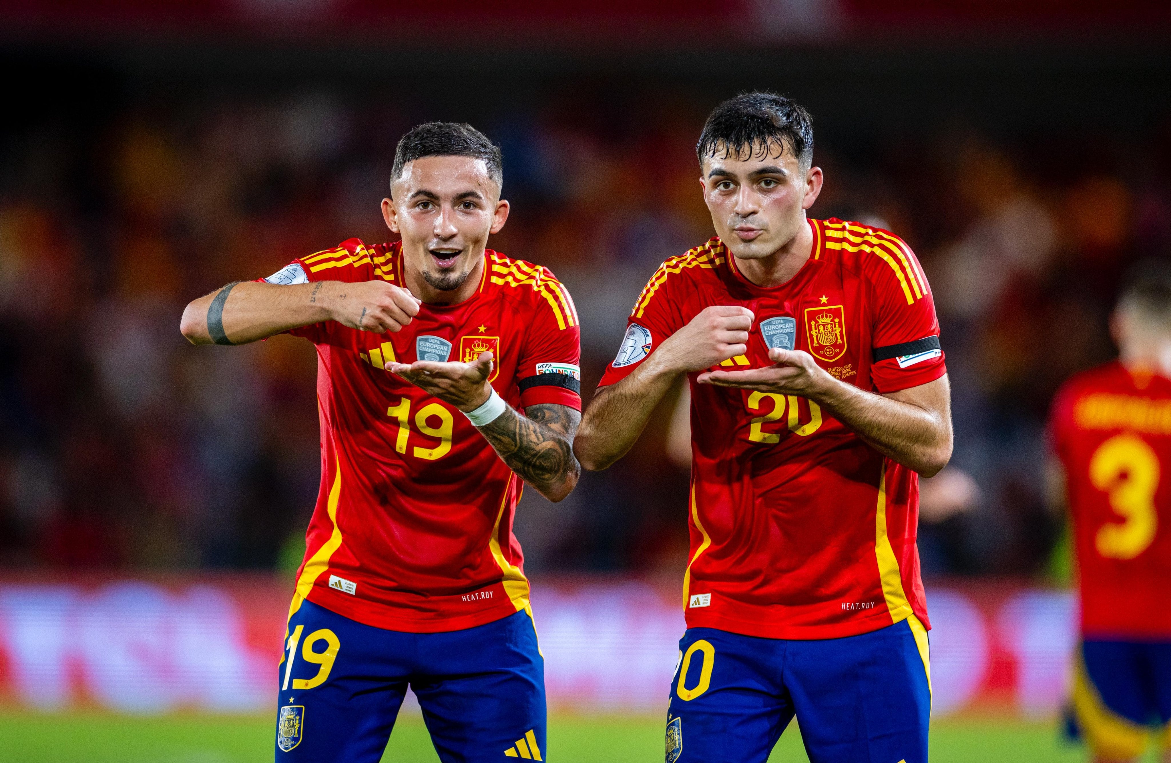 Yeremi Pino y Pedri celebran el gol del jugador grancanario que abría el marcador en el Heliodoro para España.