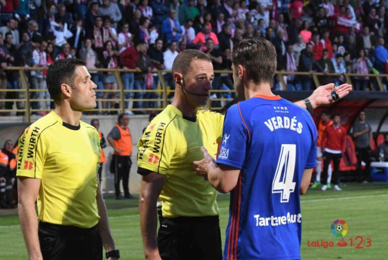 Héctor Verdés protesta al colegiado Eiriz Mata el penalti cometido por Forlín sobre Señé.
