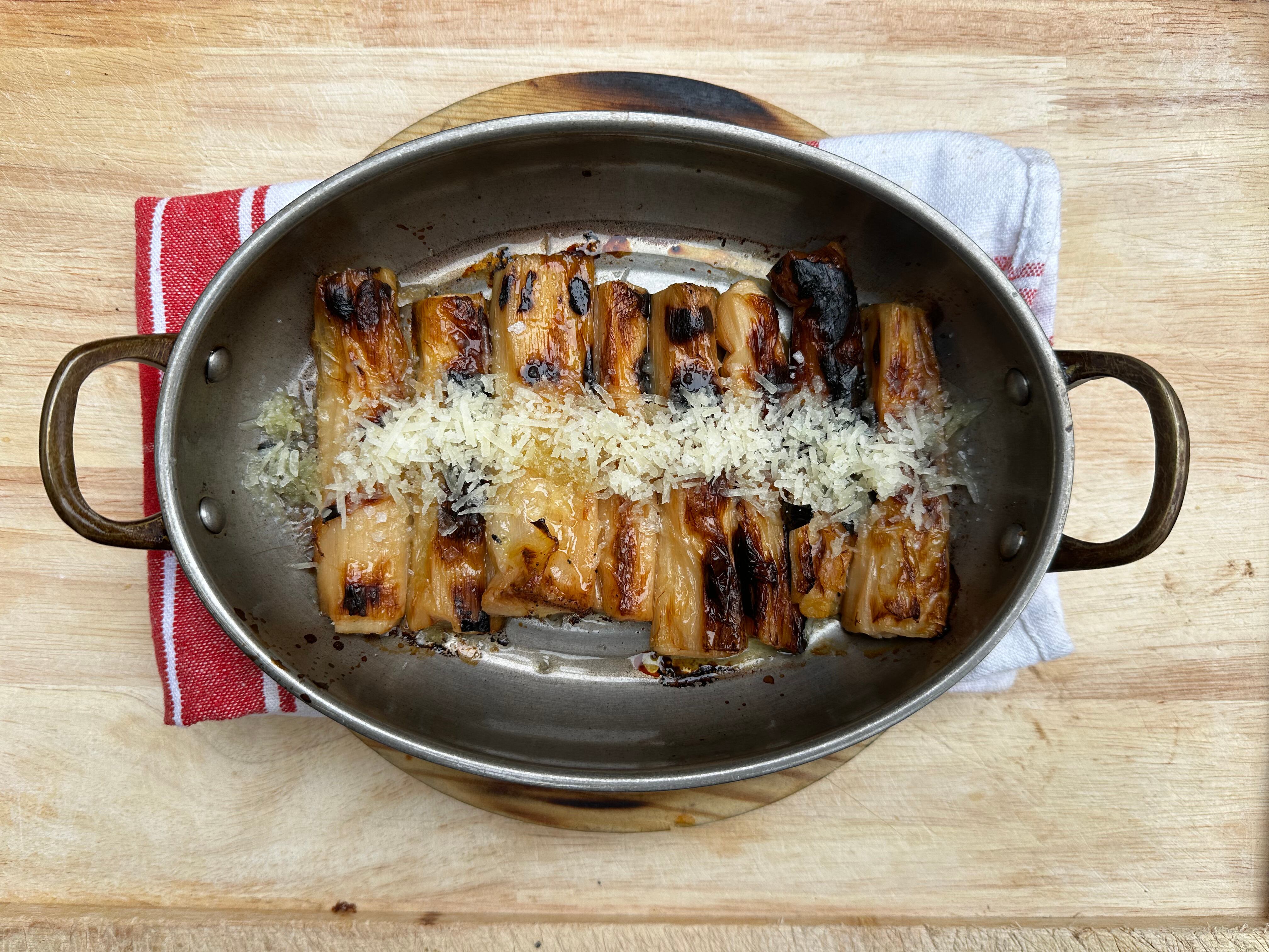 Puerros a la brasa con queso del Roncal (Casa Taberna).