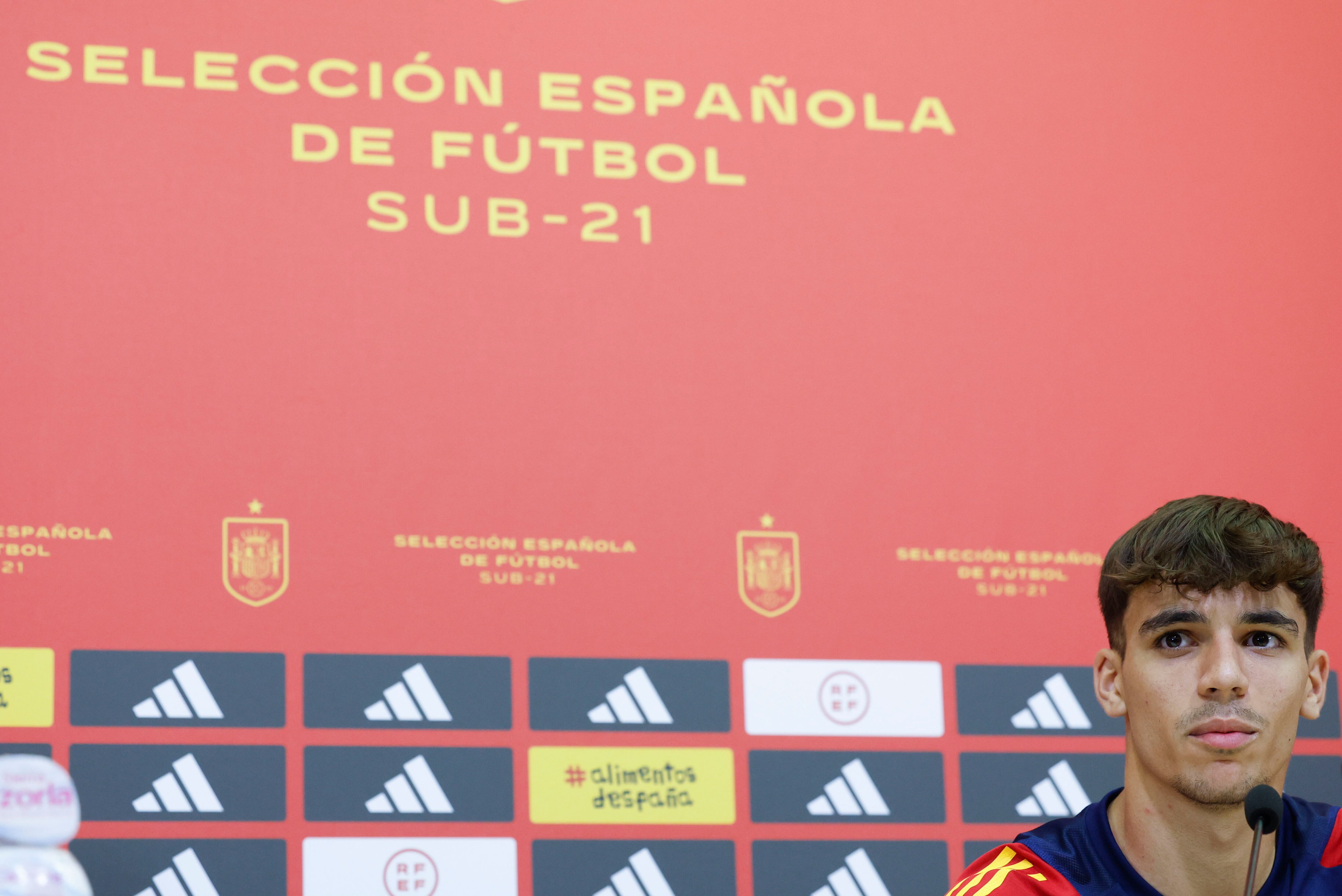 LAS ROZAS (MADRID), 11/06/2023.- El centrocampista Gabri Veiga participa en la rueda de prensa de la selección española de fútbol Sub-21 este sábado, en la Ciudad del Fútbol de Las Rozas (Madrid). EFE/J.J. Guillén
