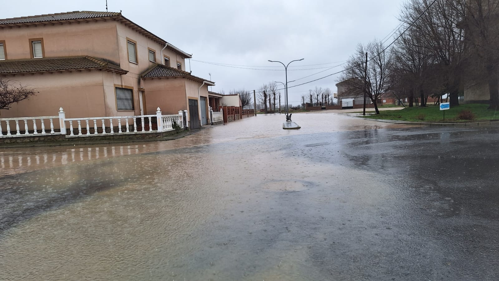 En Papatrigo varias calles se convirtieron en ríos y el agua entró en algunas viviendas