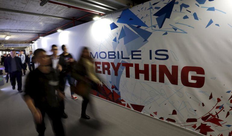 Los asistentes al Mobile World Congress de Barcelona llegan a la zona de acreditaciones