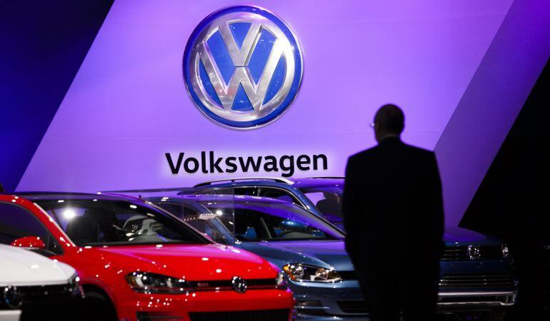 Un hombre observa vehículos Volkswagen exhibidos en el Auto Show Internacional 2016 en Nueva York (Estados Unidos).