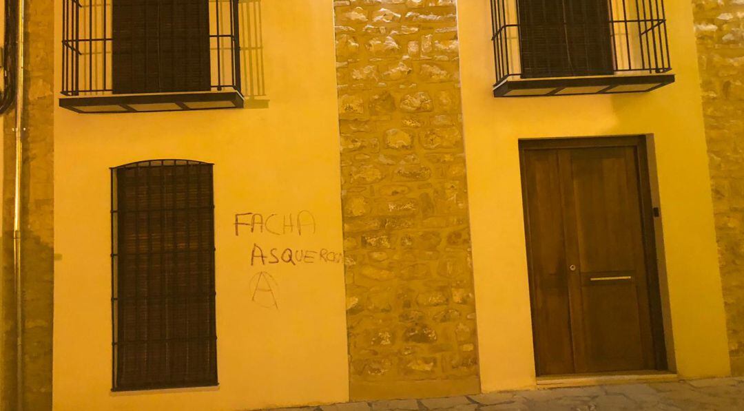 Fachada de la vivienda con la pintada de &#039;Facha Asquerosa&#039;.