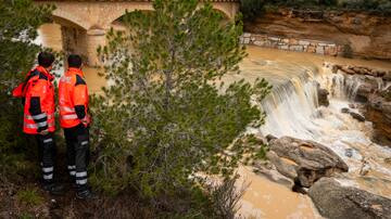 ¿A quién le corresponde vigilar los cauces de ramblas y barrancos de la Comunitat Valenciana en caso de episodios de fuertes lluvias?