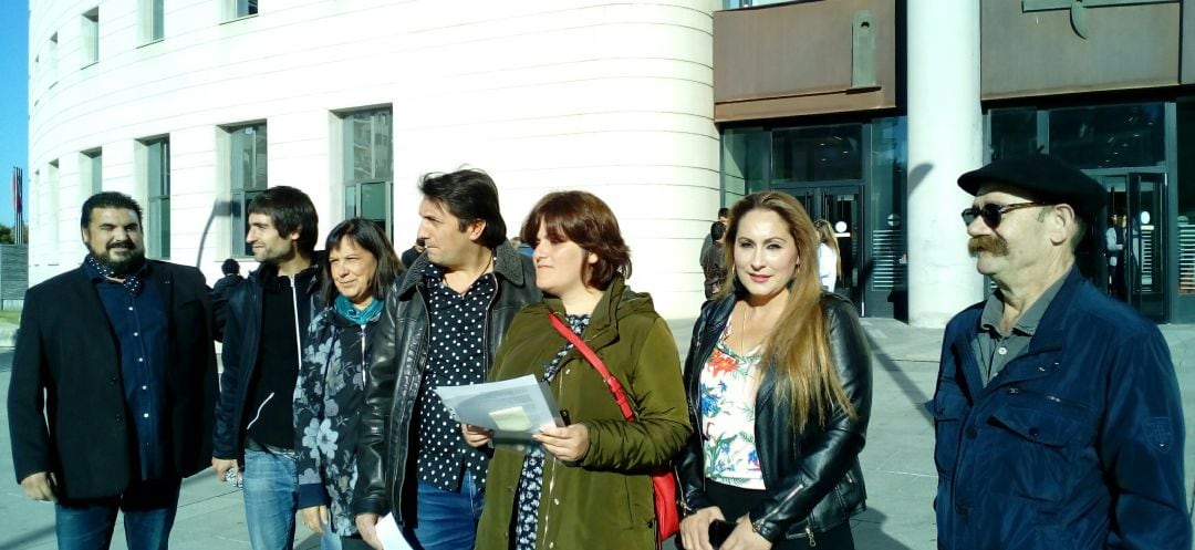 Representantes de los colectivos que apoyan al denunciante de un caso de &quot;antigitanismo&quot; en Pamplona ante el Palacio de Justicia.