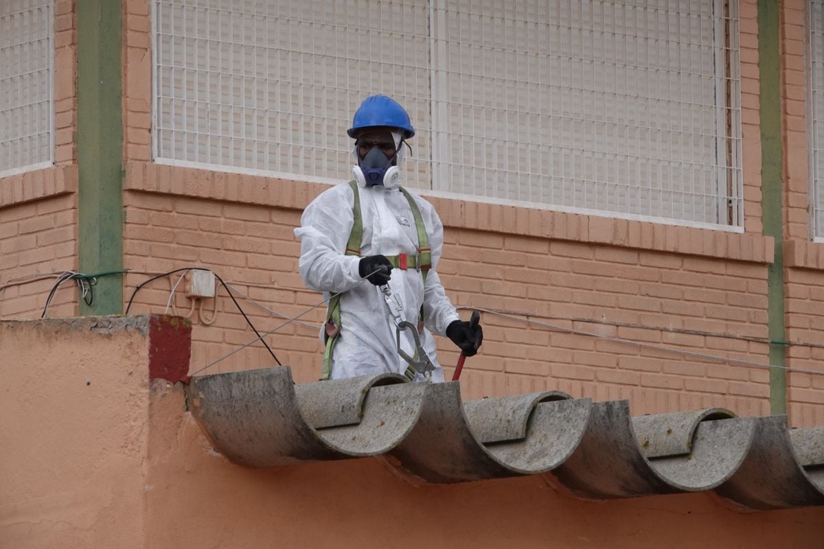 Un operario trabaja en la retirada de fibrocemento en el CEIP Aníbal