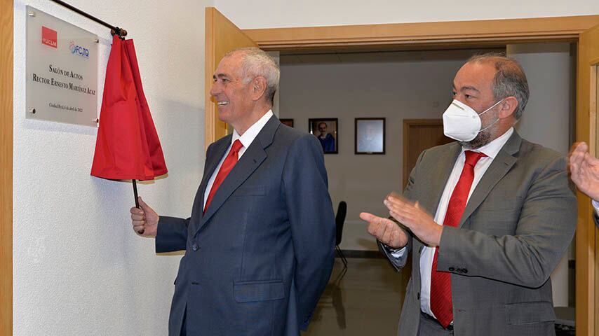 Ernesto Martínez Ataz, descubre la placa que lleva su nombre en el salón de actos de la Facultad de Ciencias Químicas