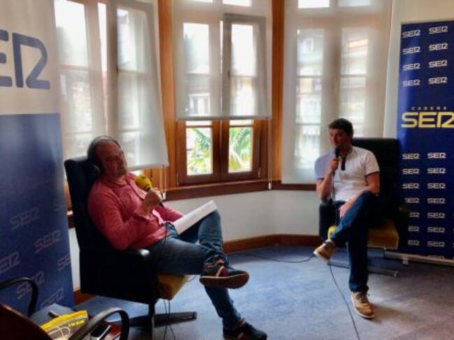 Nacho Poncela junto al alcalde de Valdés, Óscar Pérez.