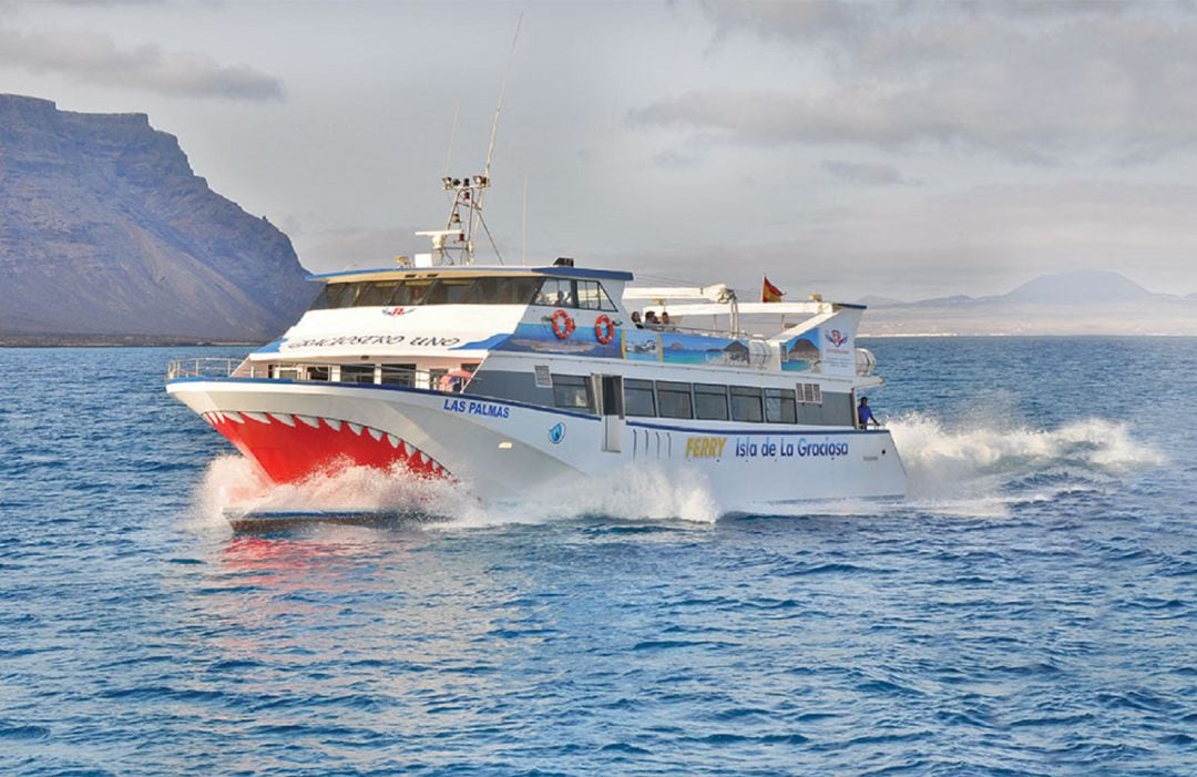 Una de las embaraciones de Líneas Romero llegado a Órzola desde La Graciosa.