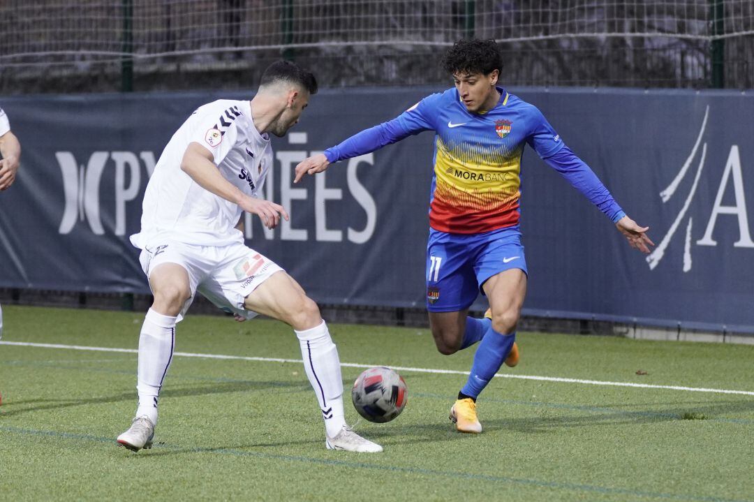 Kike Saverio en una jugada davant del Nàstic de Tarragona.