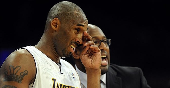 Kobe y Mike Brown, durante un partido de los Lakers