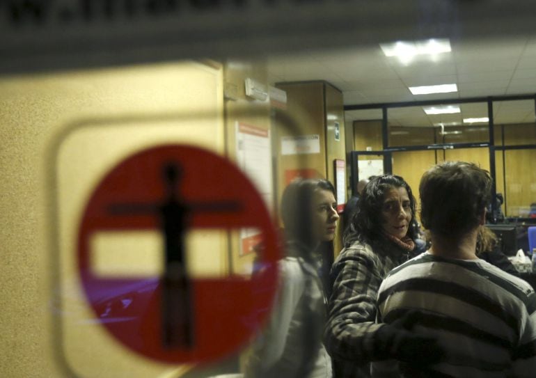 Una mujer en el Instituto de la Vivienda de la Comunidad de Madrid (IVIMA) tras recibir una orden de desalojo de su vivienda en el barrio de Orcasur, en el distrito de Usera (2012)