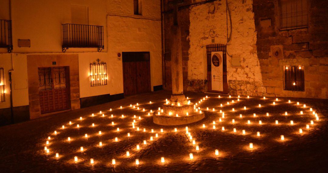Plaza en Baeza iluminada en la edición anterior de 'Renacimiento a la luz de las velas'.
