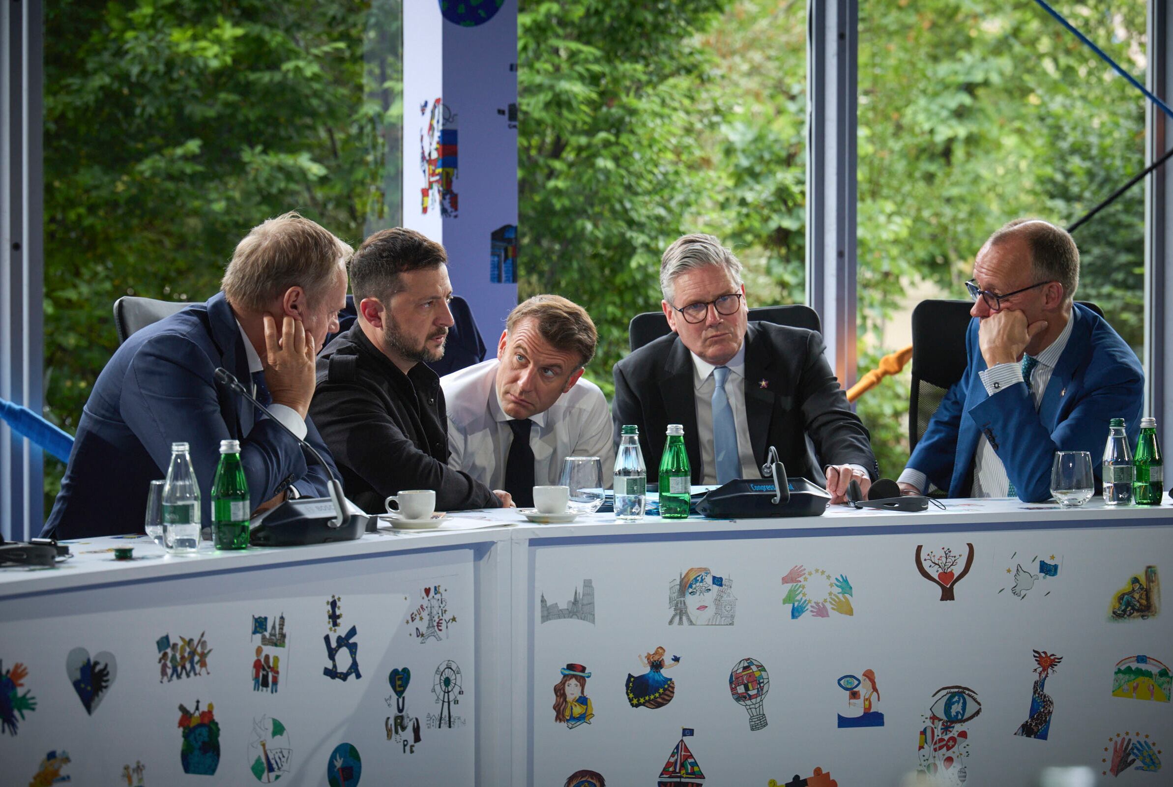 El primer ministro polaco, Tusk; el presidente de Ukrania, Zelensky; el de Francia, Macron; el primer ministro británico, Starmer; y el canciller alemán, Merz, reunidos en Tirana (Albania). 