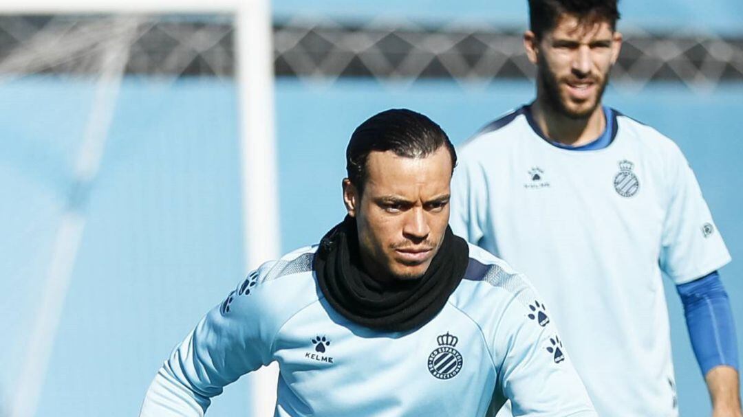 Raúl de Tomás durante un entrenamiento con la camiseta del RCD Espanyol.