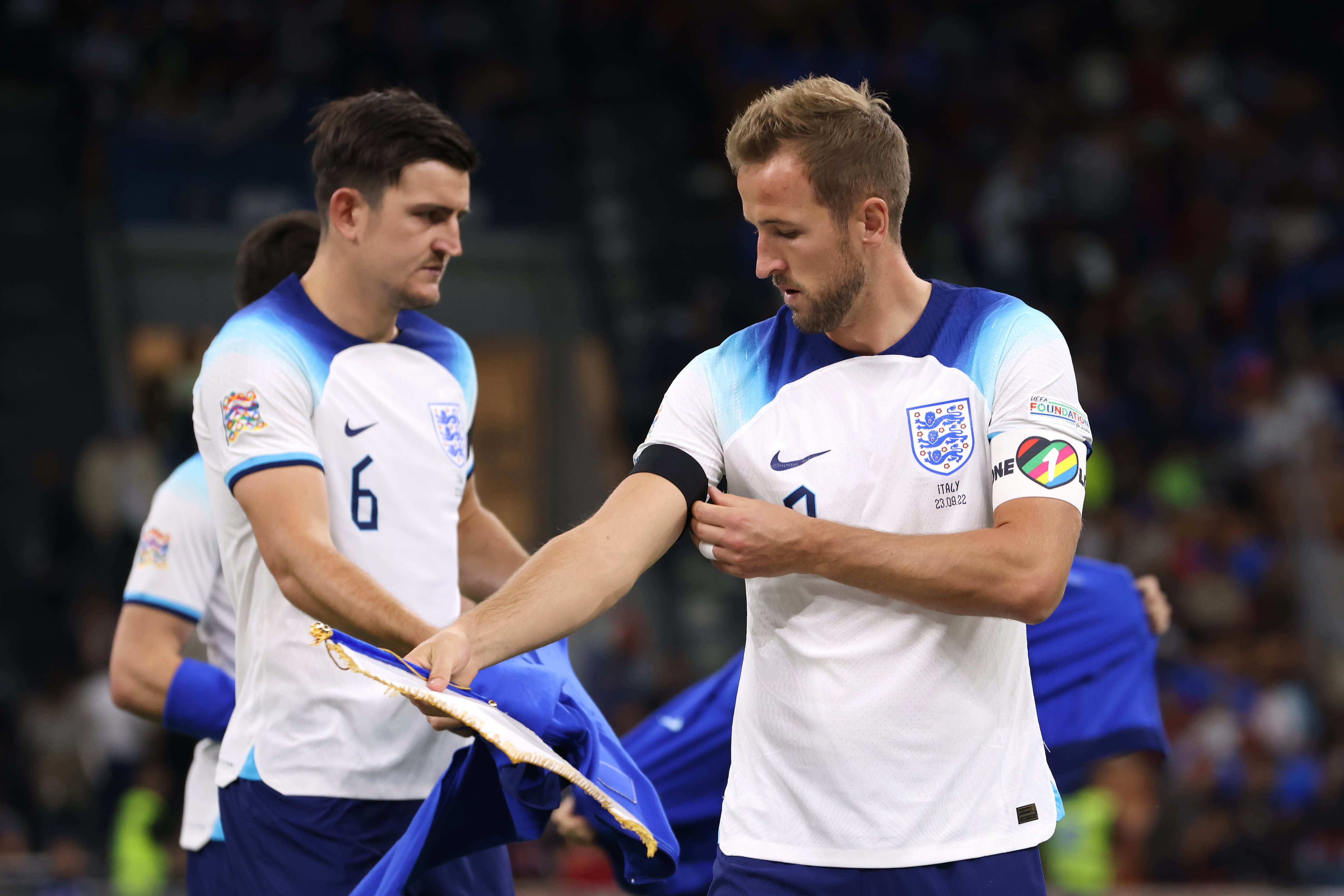 Harry Kane con el brazalete de la bandera arco iris durante un partido