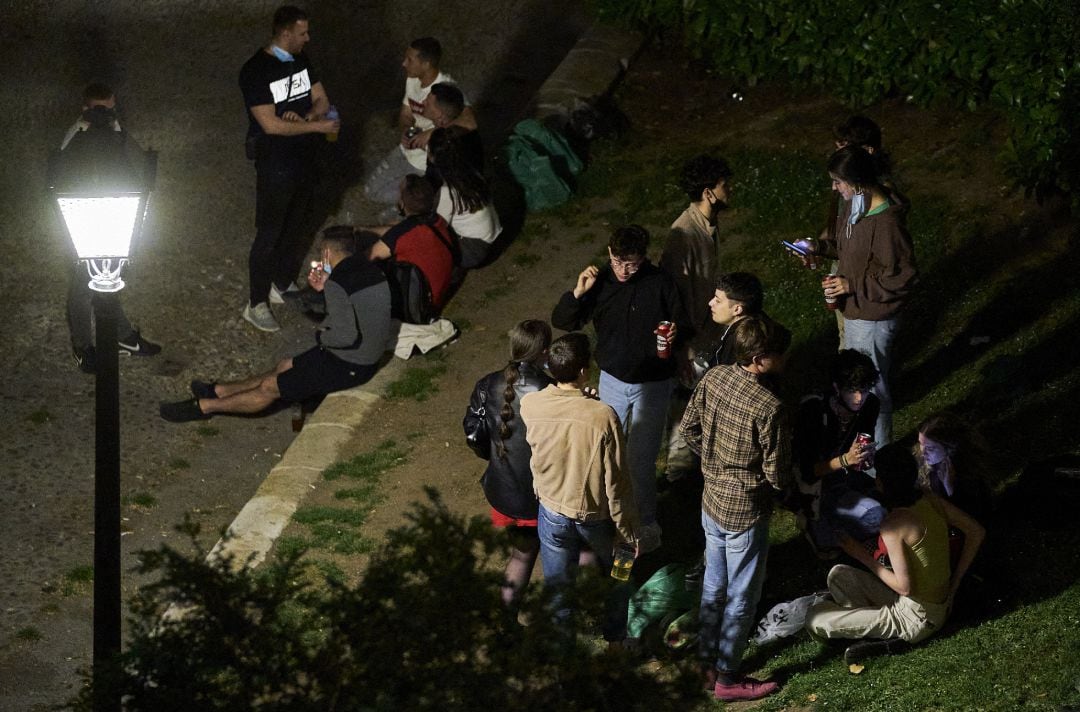 Varios jóvenes consumiendo alcohol en la calle, en una imagen de archivo