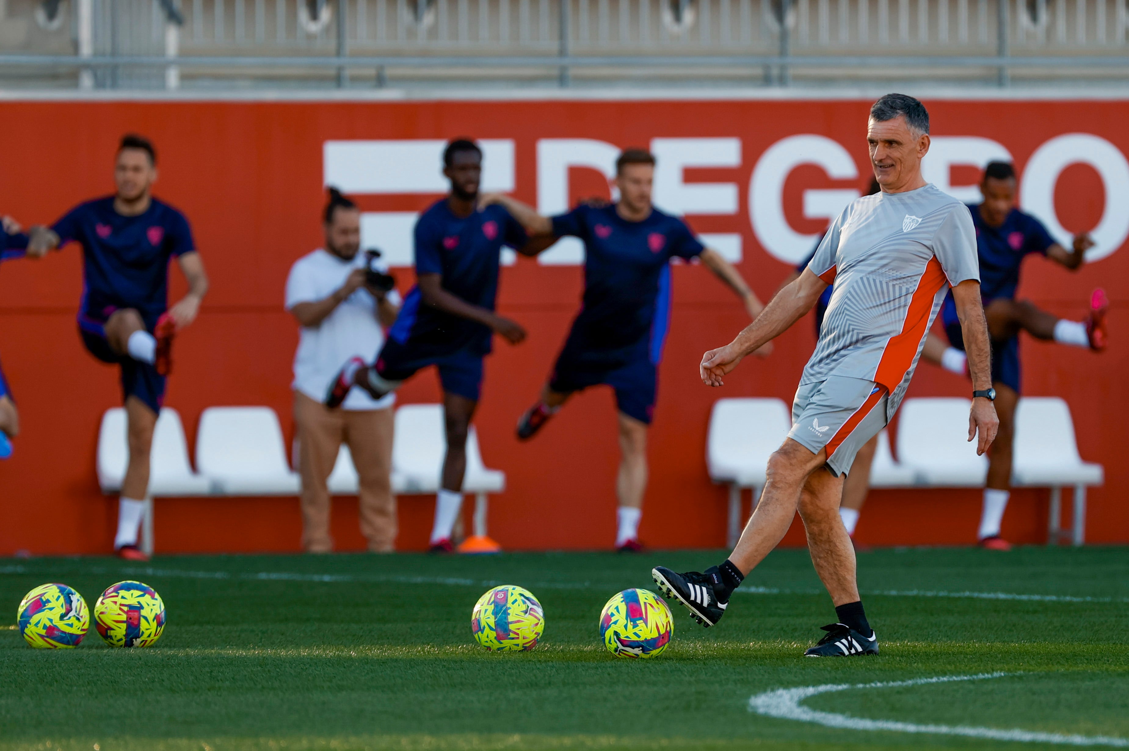 SEVILLA, 21/03/2023,- El nuevo entrenador del Sevilla FC, José Luis Mendilibar, dirigiendo su primer entrenamiento este martes en la ciudad deportiva del club hispalense. Mendilibar, de 62 años, es el tercer técnico del Sevilla de la presente campaña tras Sampaoli y el también destituido Julen Lopetegui, y llega con la misión de enderezar el rumbo del equipo, actualmente en decimocuarta posición con 28 puntos, a dos de los puestos de descenso que marca el Valencia. EFE / Julio Muñoz
