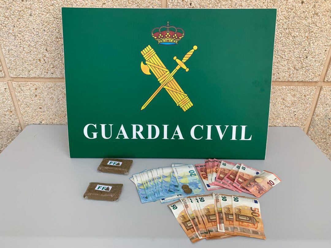 La droga y el dinero incautado por la Guardia Civil.