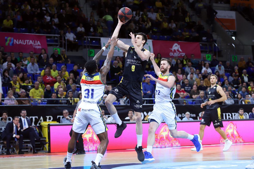 Brussino trata de anotar ante la oposición de Ellis